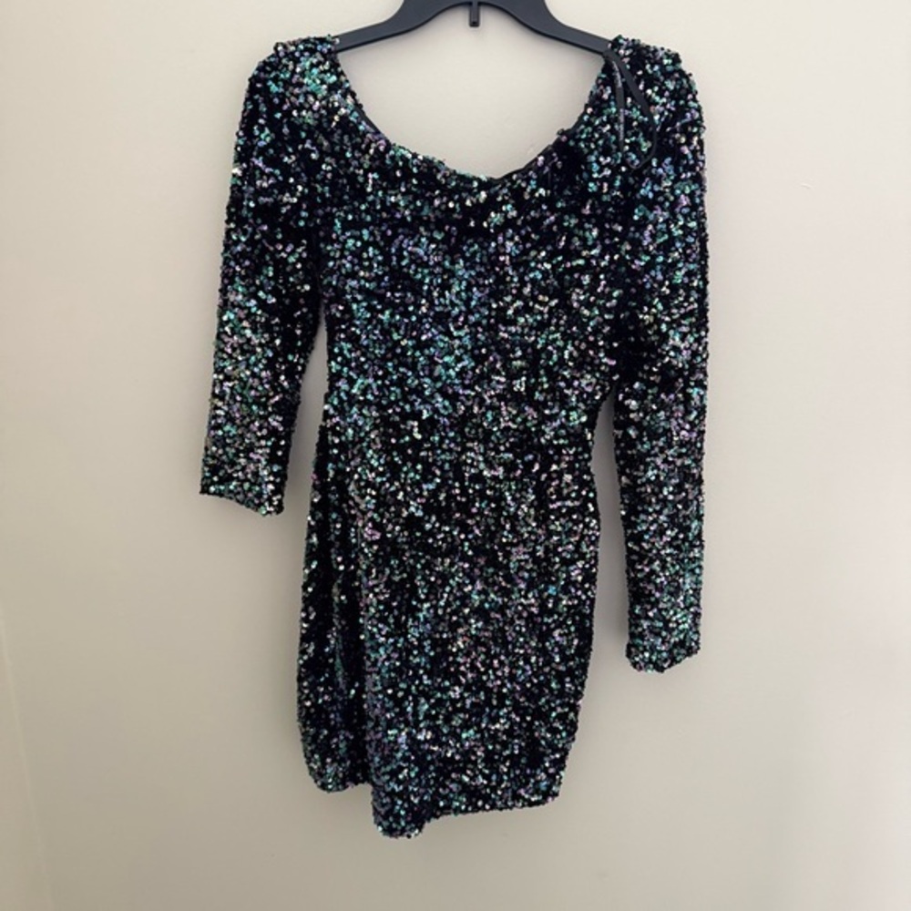 Revolve Revolve - Picture 12 of 14